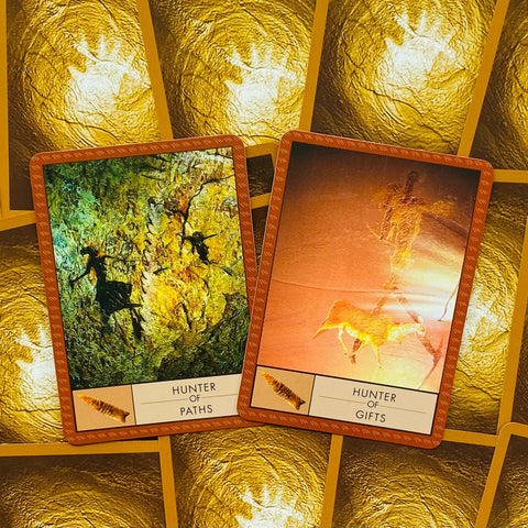 Kortos: orakulinis rinkinys su kortomis "Hunter of Paths" ir "Hunter of Gifts" ant blizgaus aukso fono