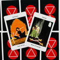 Taro kortos Rider–Waite stiliaus: dvi atvertos kortos (Four of Swords, Three of Swords), nugarėlė juoda su raudonais trikampiais