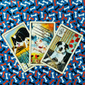 Tarot kortos su šunų iliustracijomis, trys išklotos kortos ant mėlyno kaulų rašto fono, artimas kampas