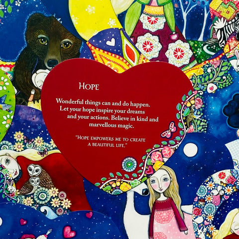 Inspiracinis plakatas su dideliu raudonu širdies motyvu ir anglišku "Hope" tekstu, spalvingu koliažu aplinkui