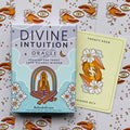 Orakulo kortos Divine Intuition Belinda Grace, pastelinė melsva dėžutė ir atversta geltona Higher Self korta su gėlėmis