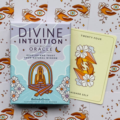 Orakulo kortos Divine Intuition Belinda Grace, pastelinė melsva dėžutė ir atversta geltona Higher Self korta su gėlėmis