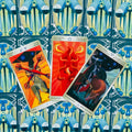 Tarot kortos trijų kortų išdėstymas: centre ryškiai raudonas Asas, kairėje ugninis Dvejetas, dešinėje Riteris ant mėlyno geometrinio nugarėlių fono