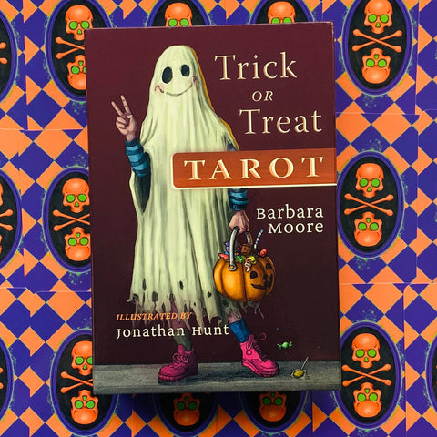 Tarot kortos Trick or Treat, Barbara Moore leidimas su tamsiai raudonu viršeliu, vaiduoklio iliustracija, moliūgo krepšeliu ir rožiniais batais, centrinis viršelis