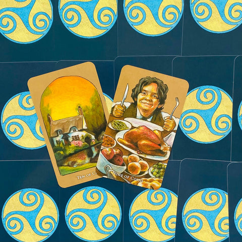 tarot kortos su Devynių ir Dešimties monetų iliustracijomis, šiltos žemės spalvų detalės, persidengiančios kortos kampu