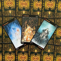 tarot kortos rinkinys su trimis atverstomis Bastoni (Wands) kortomis ant ornamentuoto auksinio fono