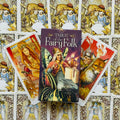Taro kortos „Fairy Folk“ dėkle, matomas iliustruotas viršelis centre ir trys skirtingos atverstos kortos fone
