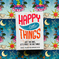 kortų rinkinys Happy Little Things baltame dėkle su ryškiais užrašais, fotografuotas iš viršaus ant spalvoto raštuoto fono