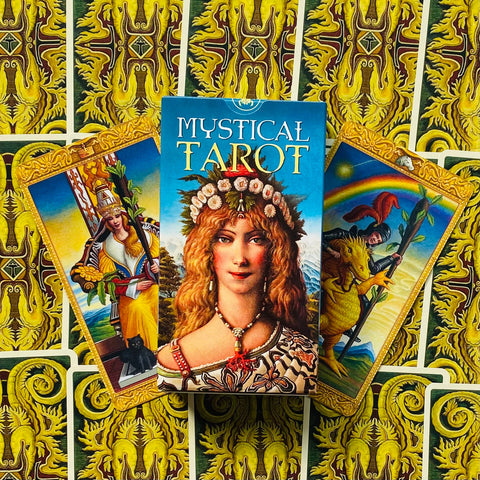Produkto puslapis: centrinė Mystical Tarot dėžutė su moters portretu prieš geltonai raštuotas kortų nugarėles ir dvi atidengtos kortos šonuose