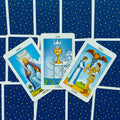 tarot kortos kompozicija: Taurių tūzas centre, Dvi taurės dešinėje, Kalavijų karalius kairėje ant mėlyno žvaigždėto fono