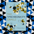 Synchronicity Oracle kortų rinkinys Etan Ilfeld, šviesiai mėlyna dėžutė iš priekio su auksinėmis ir juodomis geometrinėmis figūromis ant trikampio fono