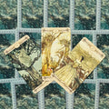 Tarot kortos su retro iliustracijomis — trys atverstos kortos (3,4,5) ant žalsvai mėlynos ornamentuotos nugarėlės, detalių fokusas