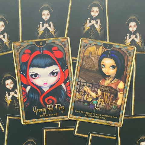 Tarot kortos su dviem atverstomis kortomis: „Grumpy Red Fairy“ su ryškiais raudonais akcentais ir „Poe“ steampunk stiliuje, juodi kortų nugarėlės fone