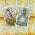 Tarot kortos akvarelinis demonstracinis kadras su dviem atvertomis kortomis (Ace of Swords ir King of Cups), pasvirusios ir išdėstytos ant dekoratyvaus nugarėlių fono