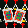 tarot kortos Rider‑Waite stiliaus, dvi raudonai‑žalios Wands kortos (8 ir 9) persidengusios ant juodų nugarėlių, parodytas skirtingas variantas