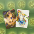 Tarot kortos su žaliu medžio raštu, atviros dviem iliustruotoms kortoms — tamsesnė "Motion" ir spalvota "Moderation"