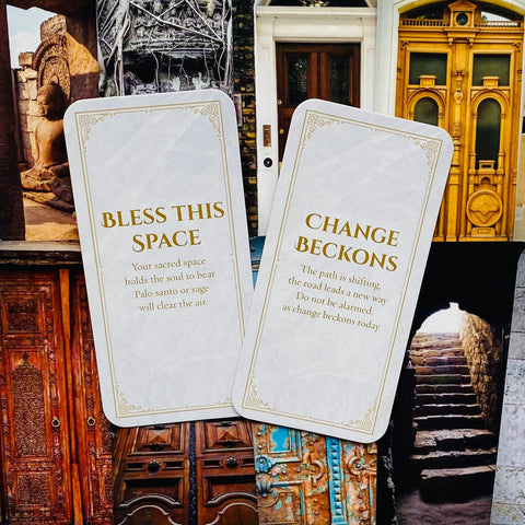 orakulo kortos baltos su auksiniu tekstu, dvi stačios kortos ant dekoratyvių durų koliažo fono, skirtingi pranešimų variantai "Bless This Space" ir "Change Beckons"