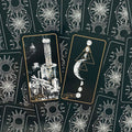 Tarot kortos juodos su auksiniu kraštu, dvi atviros kortos centre su mėnulio ir žvakių motyvais, skirtos skaitymui ir dovanai
