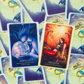 Tarot kortos, atverstos dvi: mėlyna Fertility korta ir raudona Freedom korta ant undinėlės nugarėlių