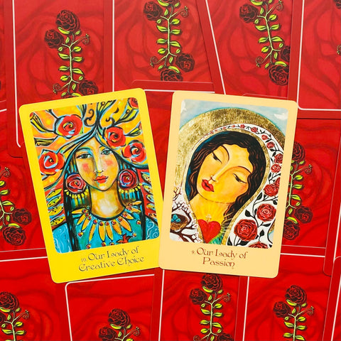 Oracle kortos: atverstos Our Lady of Creative Choice ir Our Lady of Passion, geltoni ir kreminiai rėmai