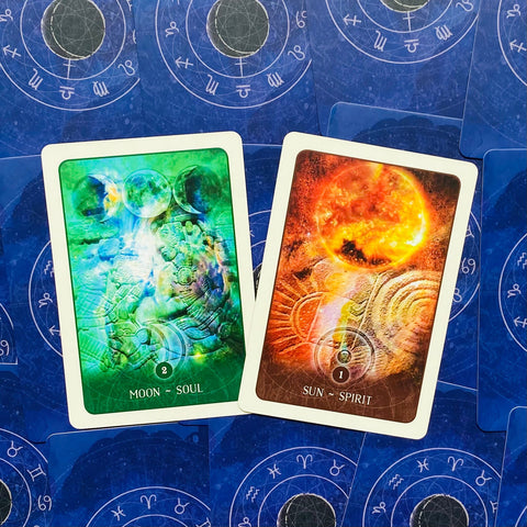 Tarot kortos atverstos: žalia Moon – Soul ir oranžinė Sun – Spirit kortos matomos iš priekio, mėlyni astrologiniai nugarėliai