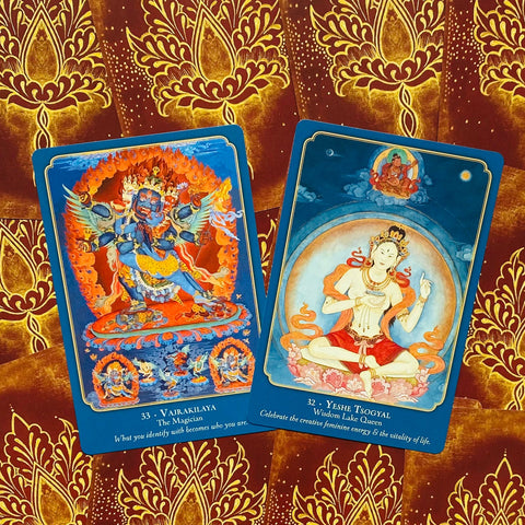 Orakulo kortos su mėlynais rėmeliais, dvi priekinės kortos (Vajrakilaya ir Yeshe Tsogyal) ant raudono auksinio audinio, detalus iliustruotas artimas planas