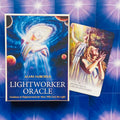 Lightworker Oracle kortos Alanos Fairchild mėlyna dėžutė su auksiniu užrašu ir viena atversta korta, rodanti dizainą