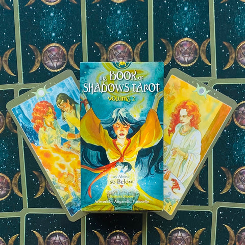 Tarot kortos Book of Shadows Volume 2 — dėžutė su dviem iliustruotomis kortomis ant mėnulio ir pentagramų fono