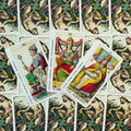 Tarot kortos klasikinės, trys atverstos didžiosios arkana kortos (Imperatorius, Imperatrica, Popėja) fanuotos ant raštuotų nugarėlių