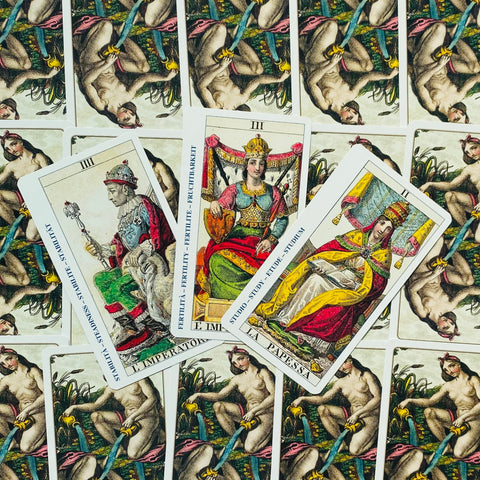 Tarot kortos klasikinės, trys atverstos didžiosios arkana kortos (Imperatorius, Imperatrica, Popėja) fanuotos ant raštuotų nugarėlių