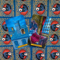 Tarot kortos su mėlynomis nugarėlėmis ir varno akies motyvu, atverstos Dešimt kardų ir Devyni kardai, plokštinis išdėstymas, dramatiškas naktinis siužetas