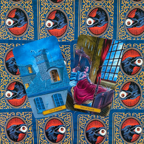 Tarot kortos su mėlynomis nugarėlėmis ir varno akies motyvu, atverstos Dešimt kardų ir Devyni kardai, plokštinis išdėstymas, dramatiškas naktinis siužetas