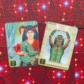 Tarot kortos, dvi iliustruotos arkano kortos (V ir IV) rodomos arti, ant raudono ornamentuoto fono, pabrėžiant kortų dizainą