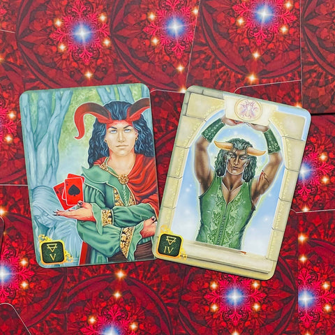 Tarot kortos, dvi iliustruotos arkano kortos (V ir IV) rodomos arti, ant raudono ornamentuoto fono, pabrėžiant kortų dizainą