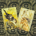 tarot kortos Hush Tarot komplektas, dvi kortos su geltonais akvareliniais paukščių piešiniais ant juodo ornamentinio fono
