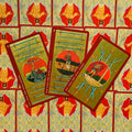 tarot kortos su raudonais ir auksiniais nugarėlių raštais, trys kalavijų kortos (7–8–9) iš viršaus išskleistos, skirtingų iliustracijų variantas