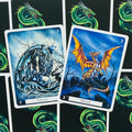 tarot kortos su žaliu drakono nugarėlių dizainu, dvi atviros mėlynos tematikos kortos „Fertility“ ir „Wisdom“ rodytos iš arti