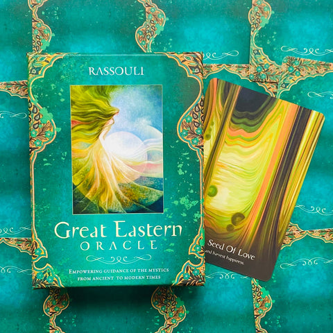Great Eastern Oracle kortų rinkinys (Rassouli) turkio žalios pakuotės, šalia atversta „Seed Of Love“ korta su geltonais ir žaliais raštais