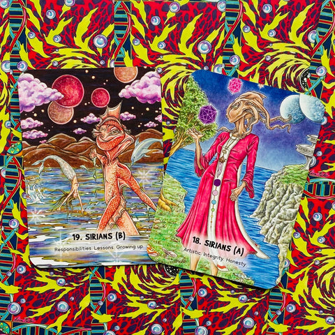 Tarot kortos Sirianų rinkinys — dvi ryškios iliustruotos kortos (18 A rožinė figūra, 19 B oranžinė) ant spalvingo raštuoto fono