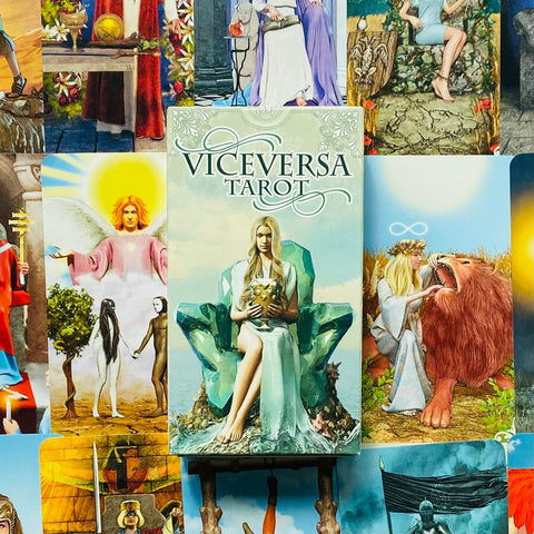 Viceversa Tarot dėžutės priekinis vaizdas — žalsvas viršelis su moterimi ant krištolinio sostinio, eksponuotas prieš kortų foną