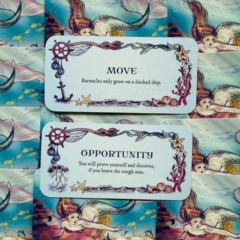 Orakulo kortelės su jūros motyvais, dvi kortos („MOVE“ ir „OPPORTUNITY“) ant undinės fono, akvarelinis rėmelis