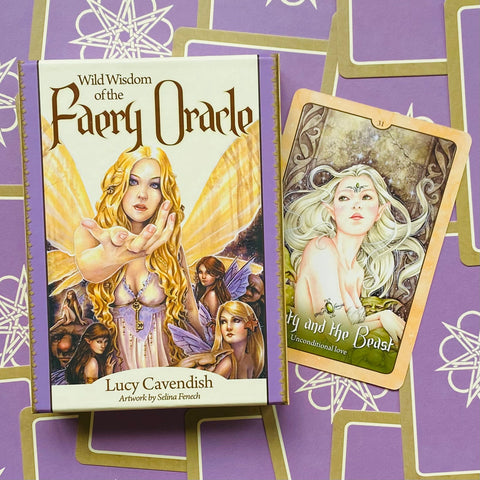 Faery Oracle kortos Lucy Cavendish — dėžutės viršelis ant violetinio fono su viena korta atidengta dešinėje kampu