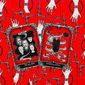 tarot kortos su ryškiai raudona nugarėle, dvi atverstos kortos The Old Ones ir Elemental Magick, juodai baltos iliustracijos