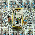 Native American tarot rinkinys geltonoje dėžutėje centre, supa dviejų atvertų kortų pora (Keturių, Penkių) ant iliustruoto fono