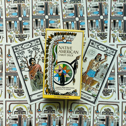 Native American tarot rinkinys geltonoje dėžutėje centre, supa dviejų atvertų kortų pora (Keturių, Penkių) ant iliustruoto fono