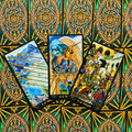 Tarot kortos su ryškiais iliustruotais priekiais (6–8 lazdelių) išdėstytos ant auksinės ornamentuotos nugarėlės