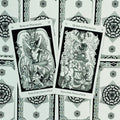tarot kortos juodai baltos iliustracijos, Karalius ir Karalienė Pentaklų atvirai išdėstyti ant raštuotos nugarėlės