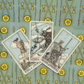 Tarot kortos Rider–Waite trijų kardų išklotė (Page, Knight, Queen) ant žalių pentaklių nugarėlių, fokusas į kardų simboliką ir priekinį kampą