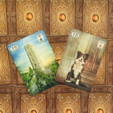 Lenormand kortos atverstos – bokšto (19) ir šuns (18) kortos, aukso rašto nugarėlė matoma, fotografuota iš viršaus kampu