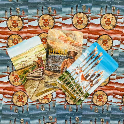 tarot kortos trijų atverstų ugnies rūšies kortų komplektas su šunimi ir lapės iliustracijomis ant rago fono